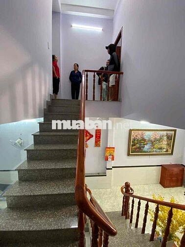 NHÀ 5x20 ĐẨY ĐỦ NỘI THẤT - 1trệt 1lầu 4phòng ngủ - đường nhựa 8m