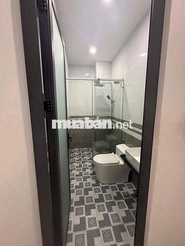 nhà trệt 2 lầu sân thượng có 4 phòng ngủ 4wc