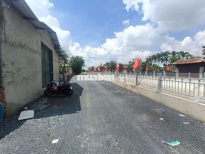 Cho thuê nhà xưởng 700m2 2 mặt tiền đường lớn - Nhị Bình Hóc Môn