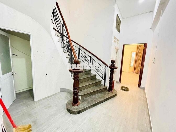 SIÊU PHẨM CHO THUÊ MẶT TIỀN LÊ HỒNG PHONG Q10 - 5 TẦNG - NHÀ MỚI ĐẸP