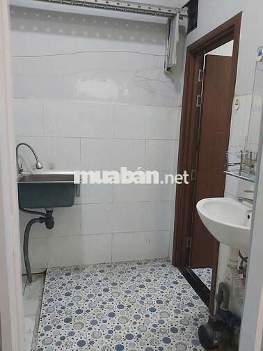NHÀ MẶT TIỀN SÁT QL13 HBP, GẦN CHỢ ĐẦU MỐI 1T1L 4,3x18 2PN 2WC SÂN OTO