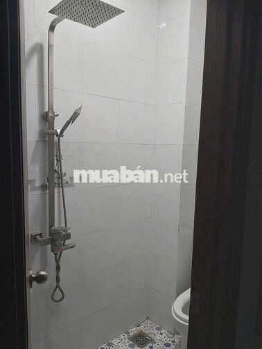 NHÀ MẶT TIỀN SÁT QL13 HBP, GẦN CHỢ ĐẦU MỐI 1T1L 4,3x18 2PN 2WC SÂN OTO