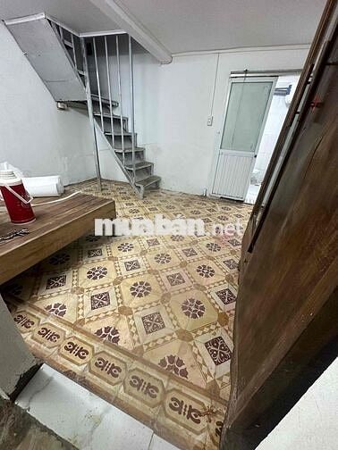2PN 1WC 42m2. gần Cấp 1,2, chợ Giáp Bát. 1.5km đến bkx , 30m ra ô tô