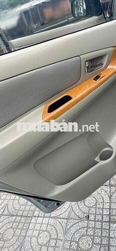 Toyota Innova 2012 2.0G - 180000 km