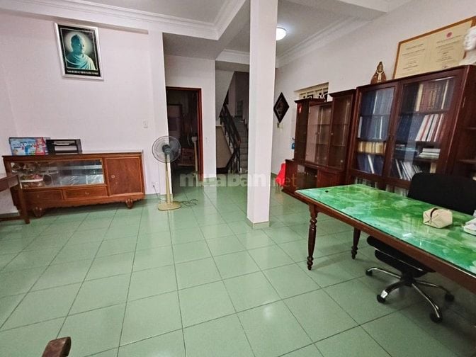 Nhà 18.9 tỷ cách Lê Quang Định vài bước chân sân để ô tô 16 chỗ.