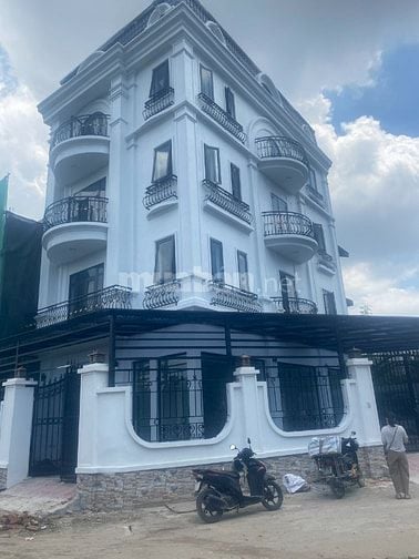 Cho thuê nhà 4 tầng mặt phố Cổ Nhuế, diện tích sử dụng 360m2
