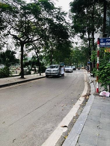 Bán nhà Trịnh Công Sơn 210m, 8 tầng, có hầm, vỉa hè 5m, ô tô tránh