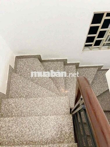 nhà nc trệt 2 lầu sân thượng 2pn 3vs nguyên công hoan P7 BT