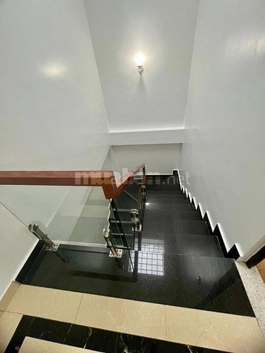 Nhà 3 tầng mặt trục chính Quỳnh Hoàng tặng full nội thất