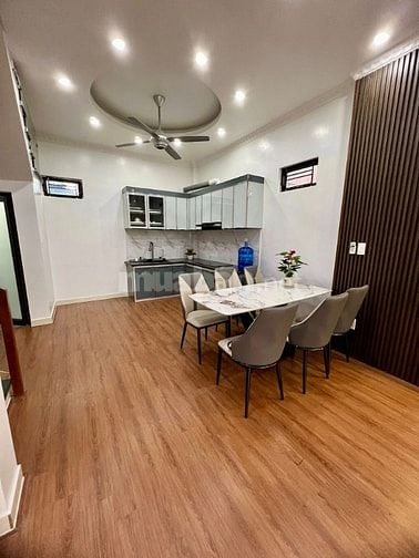Nhà 3 tầng mặt trục chính Quỳnh Hoàng tặng full nội thất