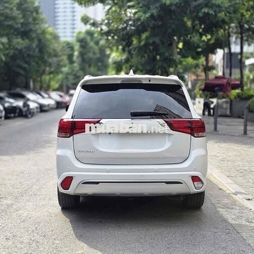 Mitsubishi Outlander 2.0CVT model 2023 màu trắng