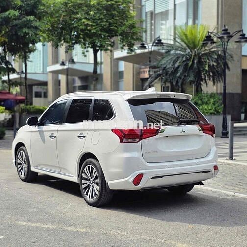 Mitsubishi Outlander 2.0CVT model 2023 màu trắng