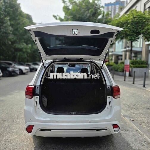 Mitsubishi Outlander 2.0CVT model 2023 màu trắng