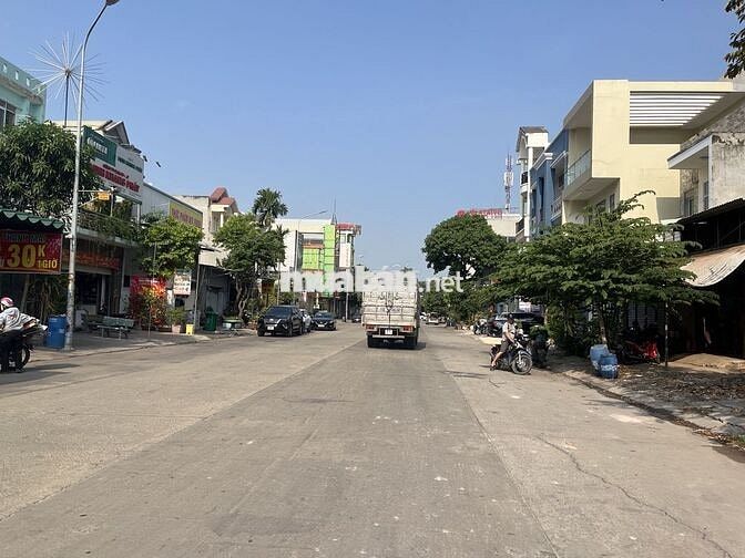 NGỘP BÁN GẤP LÔ ĐẤT ĐƯỜNG D4 NẰM NGAY SÁT VINCOM 550 DĨ AN