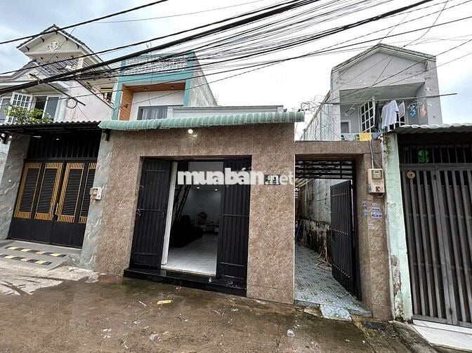 Bán gấp nhà DT 6x20, có 3 phòng trọ, gần ngã 4 Nước Đá, giáp ranh Q12