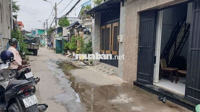 Bán gấp nhà DT 6x20, có 3 phòng trọ, gần ngã 4 Nước Đá, giáp ranh Q12