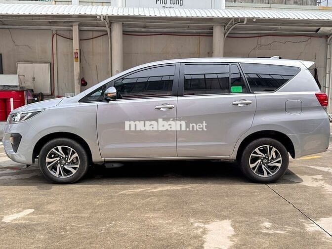 Toyota Innova 2.0E Số sàn 2024 màu bạc - 705Tr