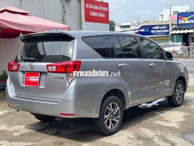 Toyota Innova 2.0E Số sàn 2024 màu bạc - 705Tr