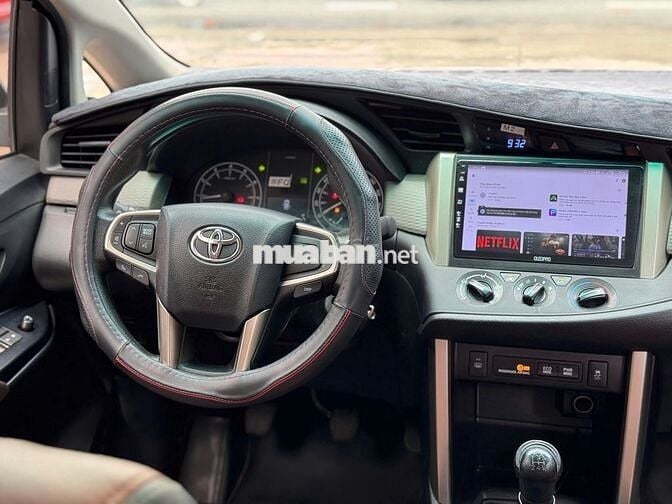 Toyota Innova 2.0E Số sàn 2024 màu bạc - 705Tr