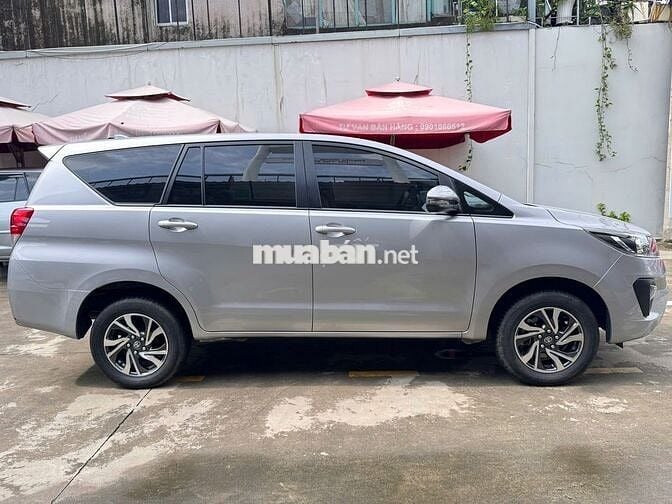 Toyota Innova 2.0E Số sàn 2024 màu bạc - 705Tr