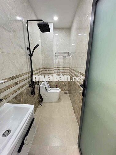 NHÀ NGAY CHỢ,TRƯỜNG HỌC. TRỆT LẦU 3PN 2WC.( FULL NỘI THẤT )
