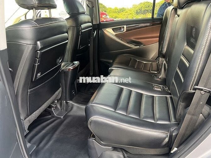 Toyota Innova 2.0G Số Tự Động 2022 màu bạc