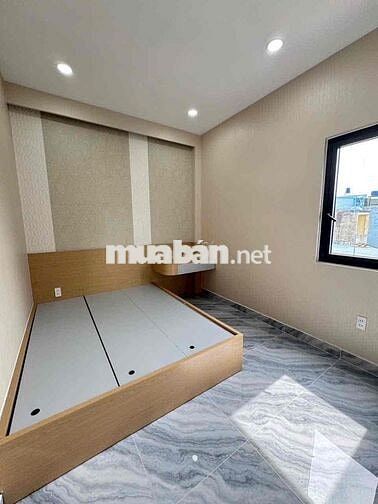 NHÀ NGAY CHỢ,TRƯỜNG HỌC. TRỆT LẦU 3PN 2WC.( FULL NỘI THẤT )