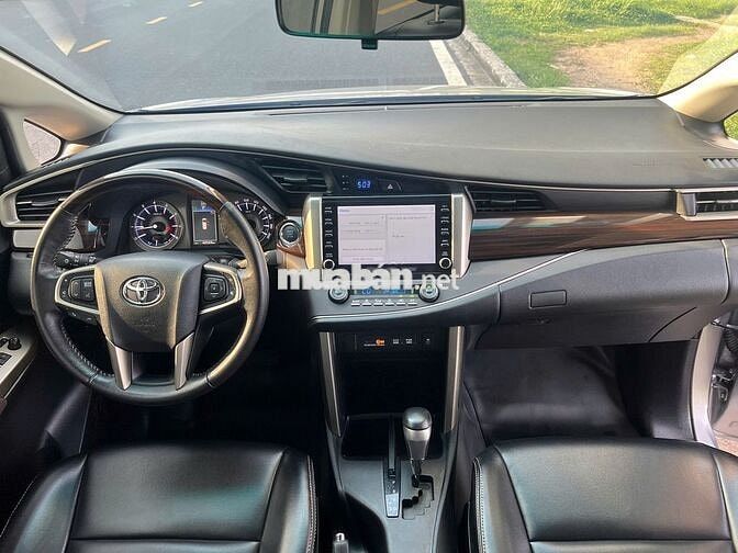 Toyota Innova 2.0G Số Tự Động 2022 màu bạc