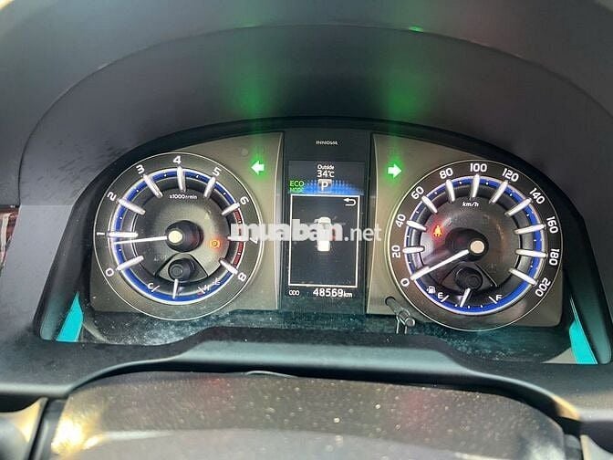 Toyota Innova 2.0G Số Tự Động 2022 màu bạc