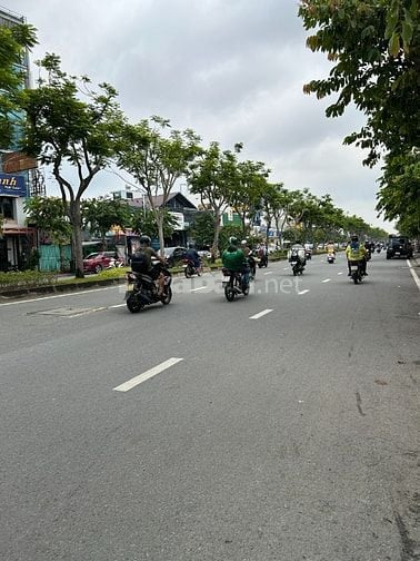 Bán nhà  17.9 tỷ ngay đường Trần Não rẽ vào.