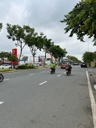 Bán nhà  17.9 tỷ ngay đường Trần Não rẽ vào.