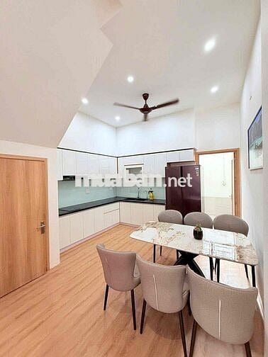Cho thuê nhà 3 tầng 3 mê mới đẹp ngay trung tâm TP