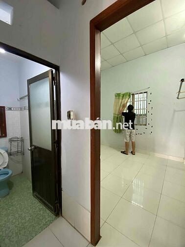 Cho thuê nhà trệt + lầu 2PN đường xe hơi gần chợ