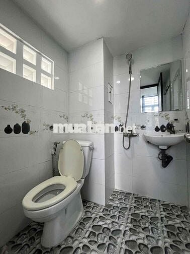 Sát ĐH Ngoại Thương, Hutech Hàng Xanh, Metro, Q1