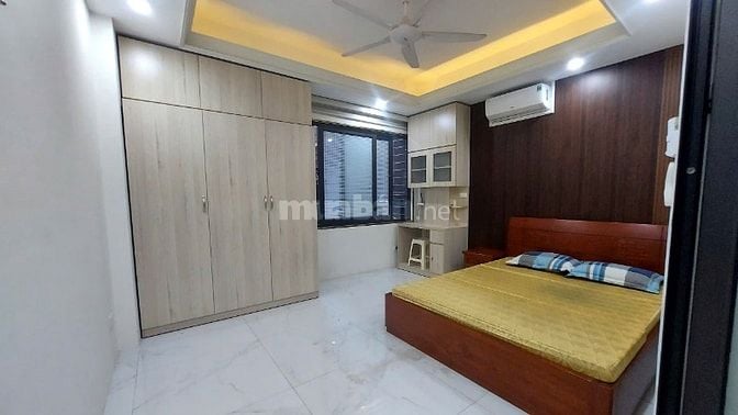 Cho thuê căn hộ mặt phố Cát Linh, sử dụng 80m2, 2 PN, thang máy