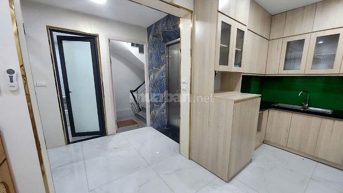Cho thuê căn hộ mặt phố Cát Linh, sử dụng 80m2, 2 PN, thang máy