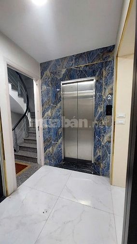 Cho thuê căn hộ mặt phố Cát Linh, sử dụng 80m2, 2 PN, thang máy