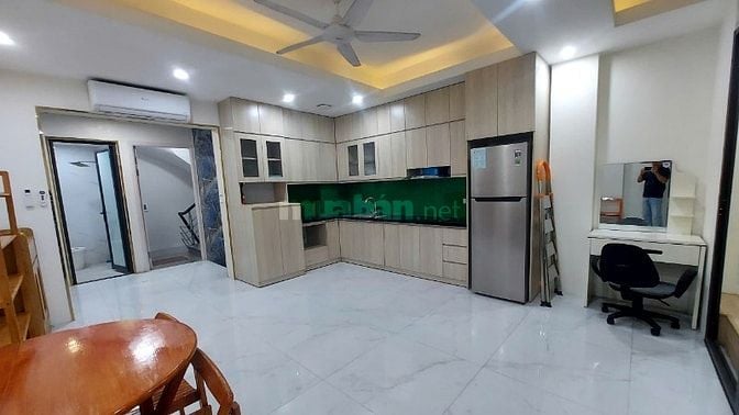 Cho thuê căn hộ mặt phố Cát Linh, sử dụng 80m2, 2 PN, thang máy