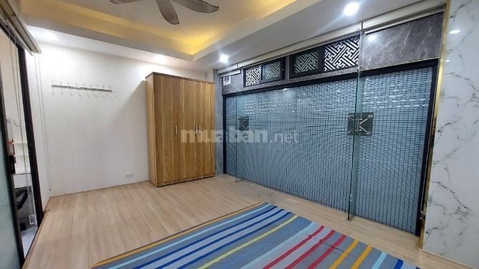Cho thuê căn hộ mặt phố Cát Linh, sử dụng 80m2, 2 PN, thang máy