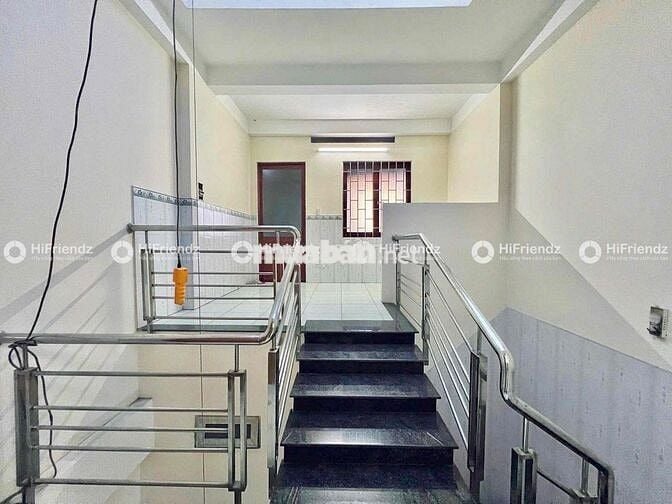 PHÒNG TẦNG THƯỢNG - CÓ MÁY LẠNH , TỦ LẠNH , BANCOL GẦN NGÃ TƯ BỐN XÃ