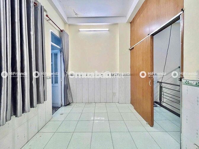 PHÒNG TẦNG THƯỢNG - CÓ MÁY LẠNH , TỦ LẠNH , BANCOL GẦN NGÃ TƯ BỐN XÃ