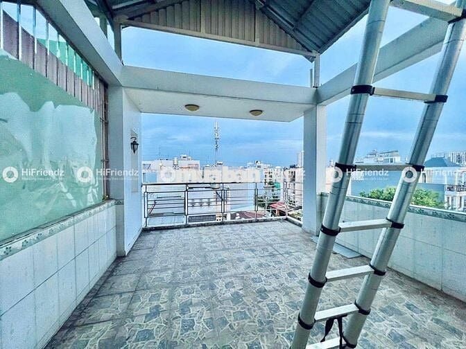 PHÒNG TẦNG THƯỢNG - CÓ MÁY LẠNH , TỦ LẠNH , BANCOL GẦN NGÃ TƯ BỐN XÃ