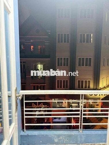 Phòng trọ ban công thang máy kế cầu nguyễn văn cừ rộng 25m2