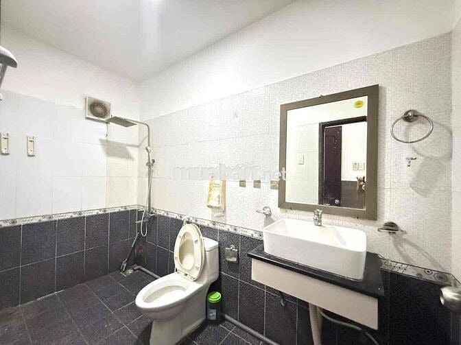 Phòng trọ ban công thang máy kế cầu nguyễn văn cừ rộng 25m2