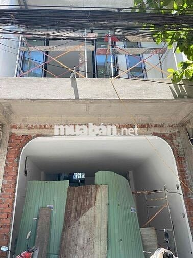 Nhà 4 tầng mới xây mặt tiền Nguyễn Hoàng