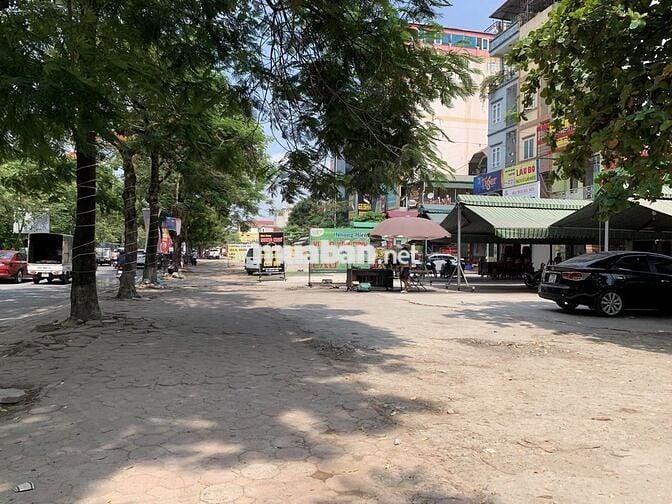 Cho thuê nhà 5 tầng mặt hồ Linh Đàm.