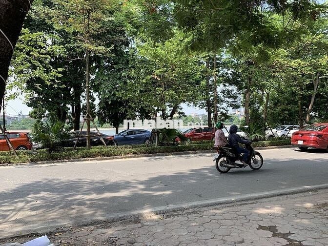 Cho thuê nhà 5 tầng mặt hồ Linh Đàm.