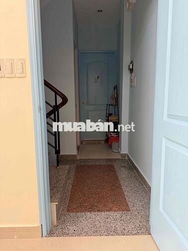 Cho nữ thuê phòng có ban công và cửa sổ