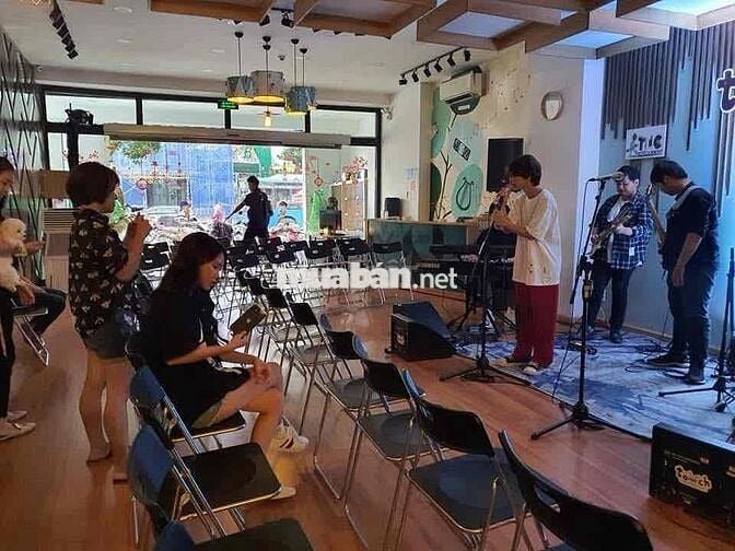 Toà nhà kinh doanh vị trí đẹp , sàn hơn 200m