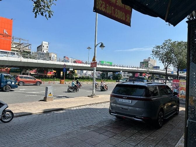 Cho thuê nguyên căn nhà MT vòng xoay Hàng Sanh tiện KD